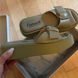 L'INTERVALLE Green Platform Sandals with Crossover Straps